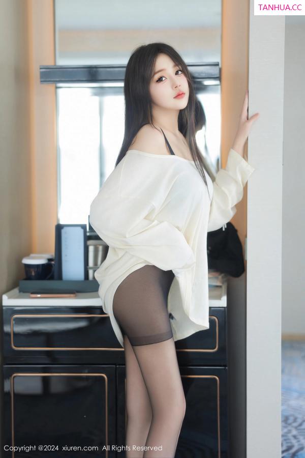   [XiuRen]高清写真图 2024.08.30 No.9089 柚柚小奶瓶 黑丝美腿第3张图片